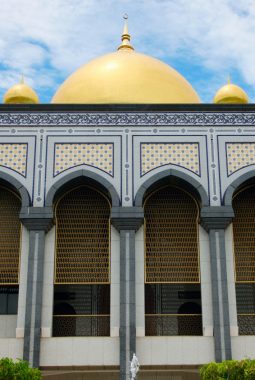 Ketika Lulusan Pesantren Menjauh, dan yang Bukan Santri Justru Mendekat